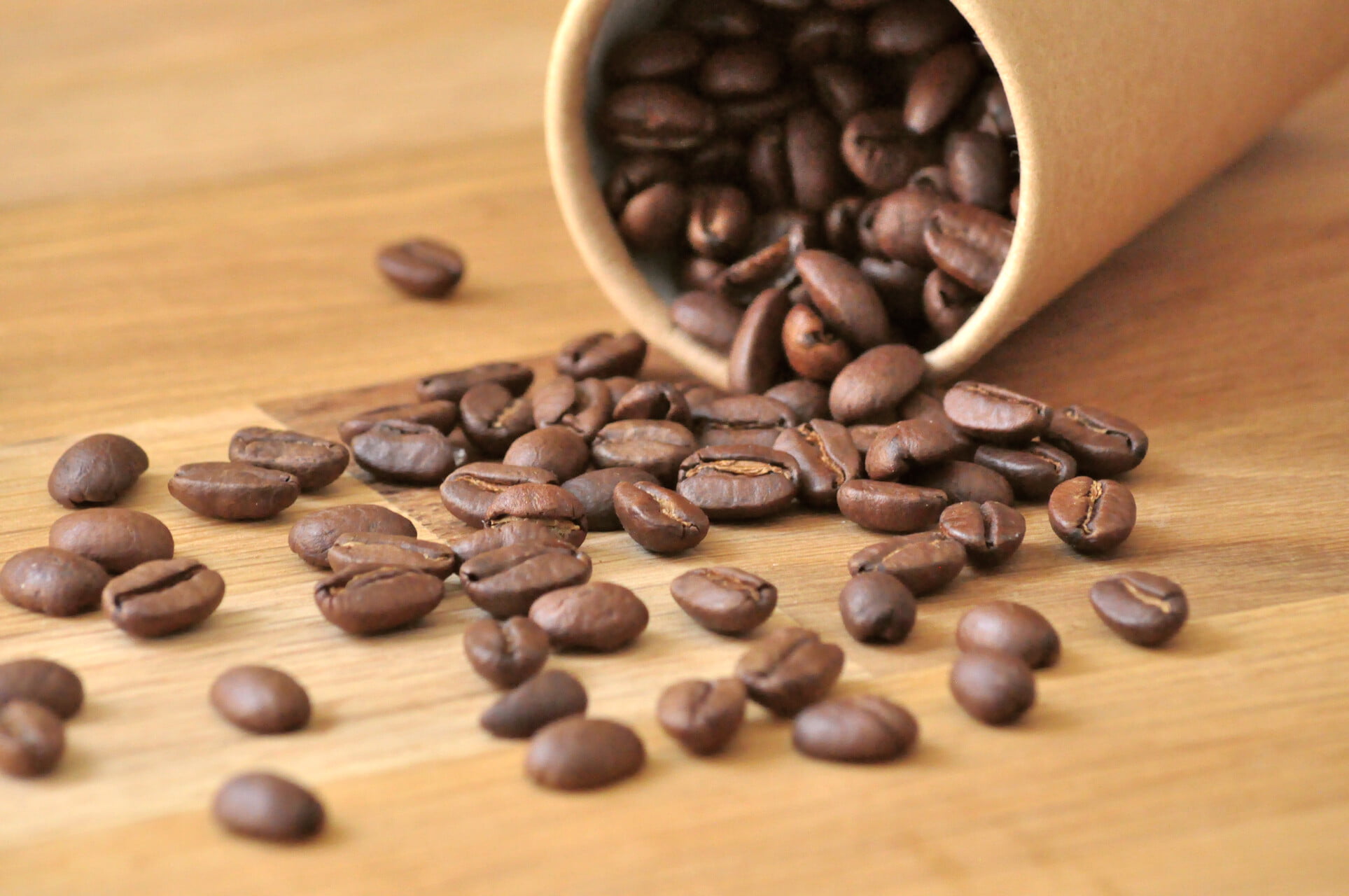 Grains de café Arabica étalé sur une table