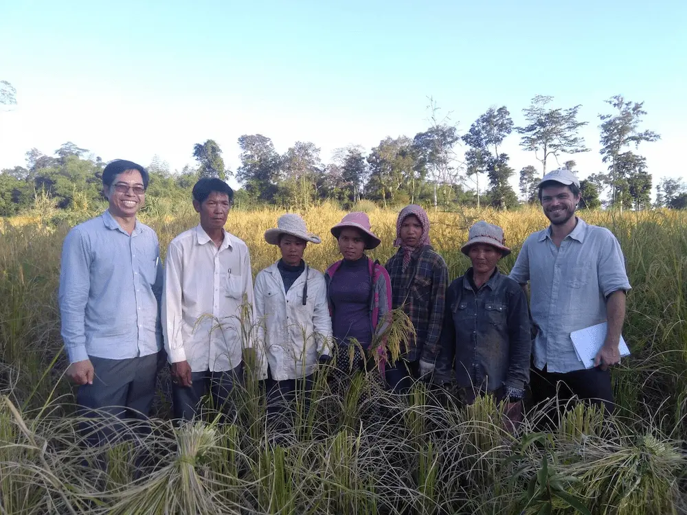 Riziculteurs de la coopérative PMUAC au Cambodge avec notre agronome Adrien