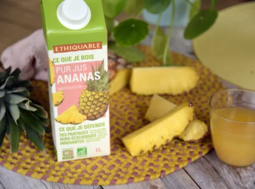 Verre de pur jus d'ananas et morceaux d'ananas de Madagascar