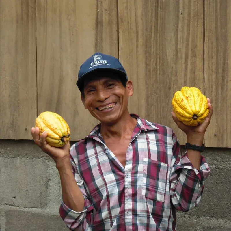 Producteur fier de ses cabosse de cacao bio et équitable, au Nicaragua